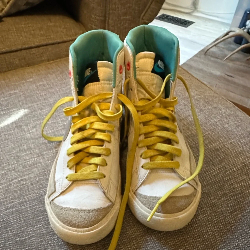 Childrens Nike Blazer Mid '77 White Metallic Silver Sneakers Size 4.5 Y‎